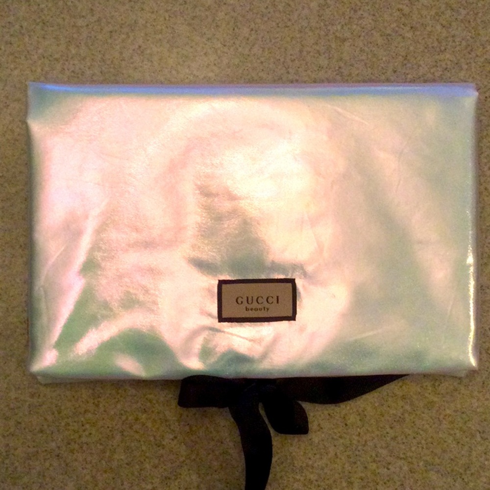 GUCCI BEAUTY POUCH Silver with floral inside NEW